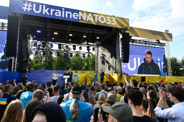 TT Ukraine Zelensky được chào đón như ngôi sao nhạc rock ở Vilnius khi dự Hội nghị thượng đỉnh NATO  - Ảnh 4.