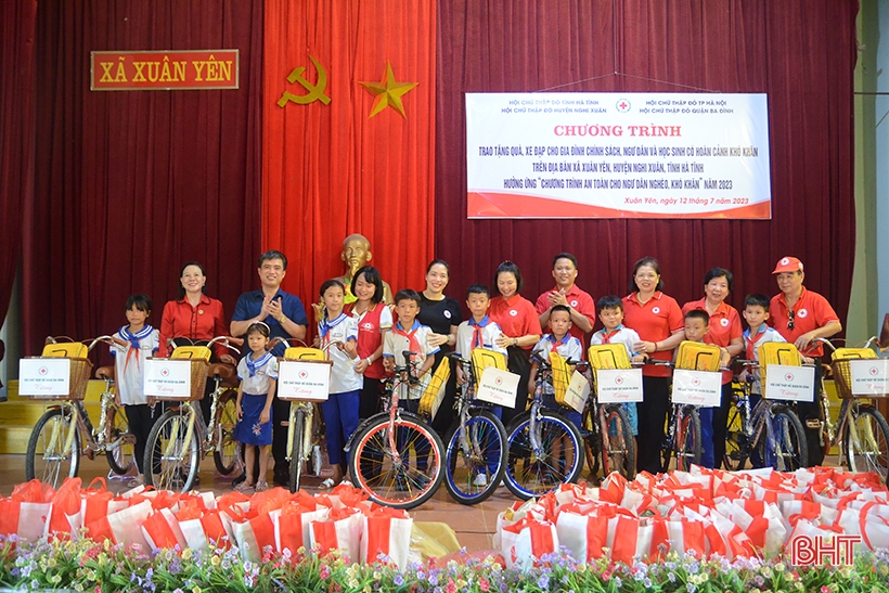 Trao xe đạp cho học sinh và nhiều suất quà cho bà con ngư dân nghèo ở Nghi Xuân (Hà Tĩnh) - Ảnh 1.