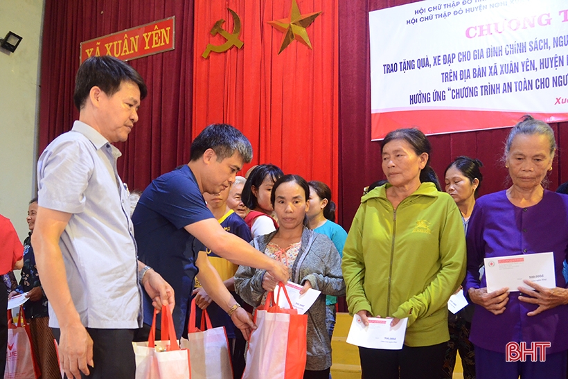 Trao xe đạp cho học sinh và nhiều suất quà cho bà con ngư dân nghèo ở Nghi Xuân (Hà Tĩnh) - Ảnh 3.