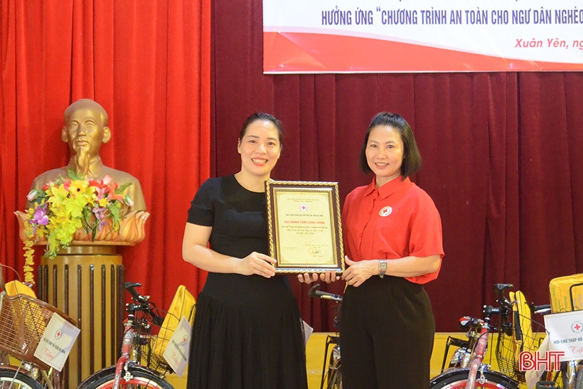 Trao xe đạp cho học sinh và nhiều suất quà cho bà con ngư dân nghèo ở Nghi Xuân (Hà Tĩnh) - Ảnh 4.