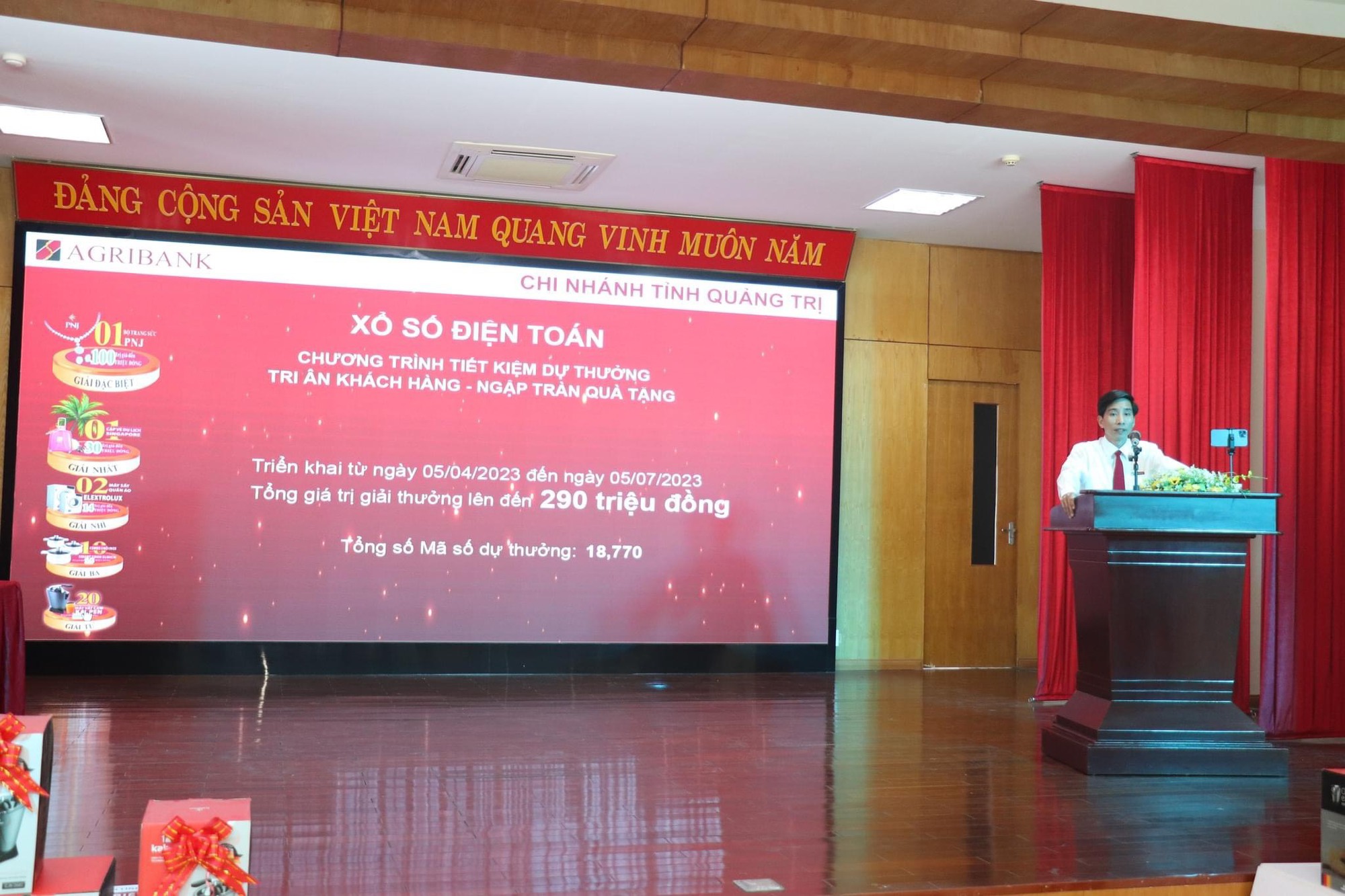 Agribank Quảng Trị quay số mở thưởng chương trình tiết kiệm dự thưởng “Tri ân khách hàng – Ngập tràn quà tặng” - Ảnh 3.