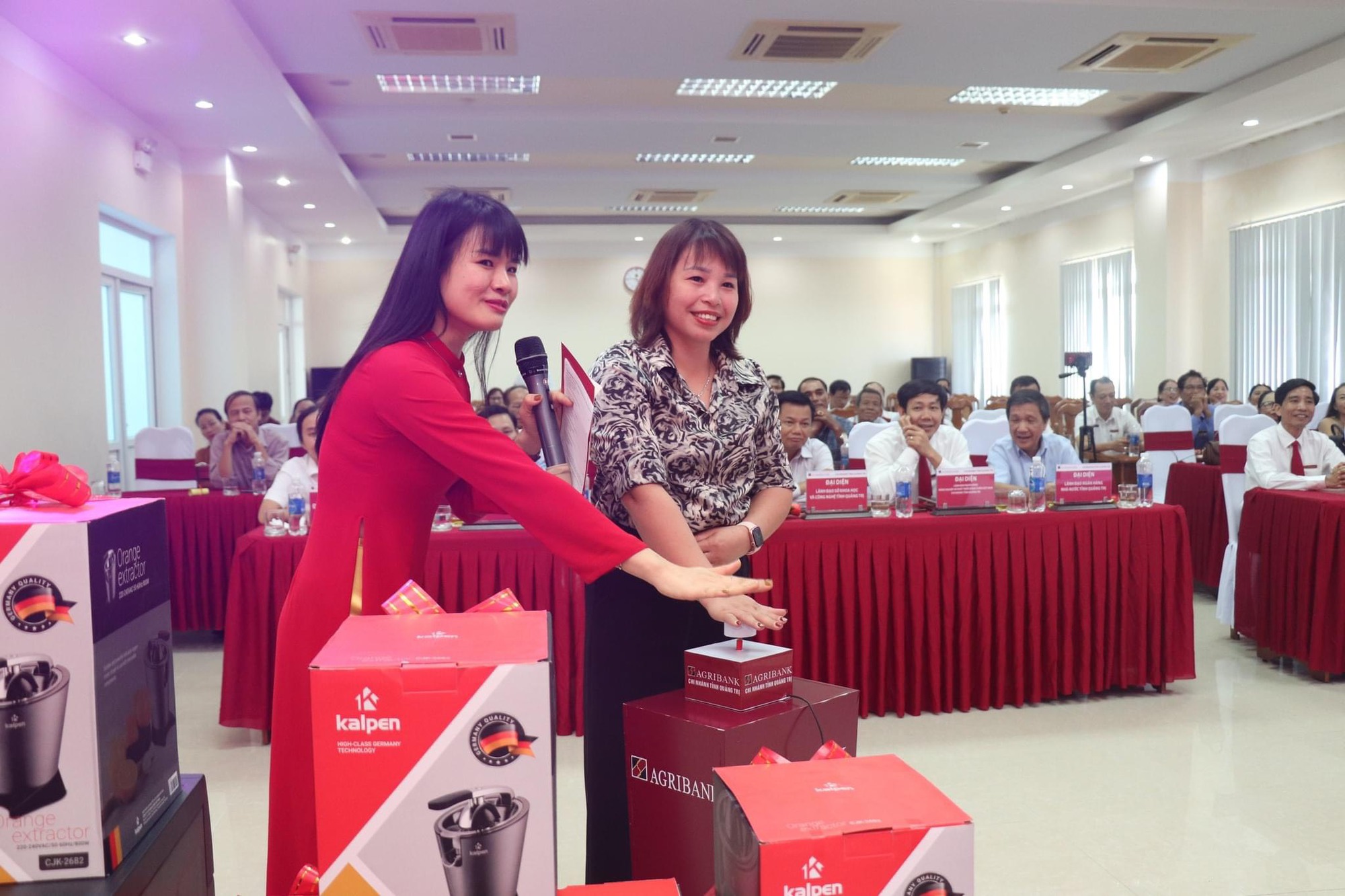 Agribank Quảng Trị quay số mở thưởng chương trình tiết kiệm dự thưởng “Tri ân khách hàng – Ngập tràn quà tặng” - Ảnh 4.