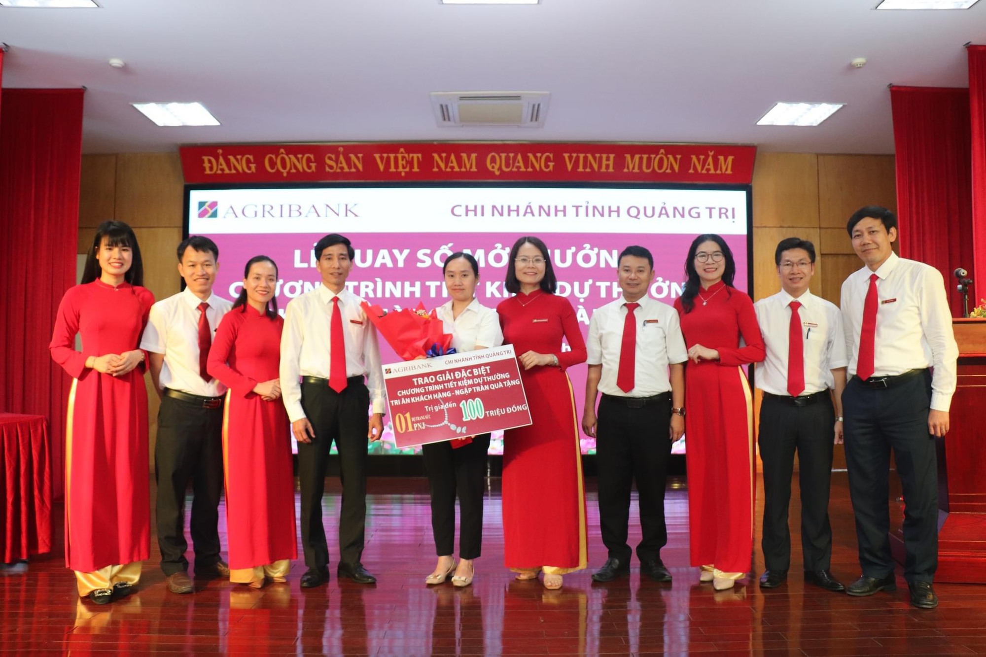 Agribank Quảng Trị quay số mở thưởng chương trình tiết kiệm dự thưởng “Tri ân khách hàng – Ngập tràn quà tặng” - Ảnh 1.