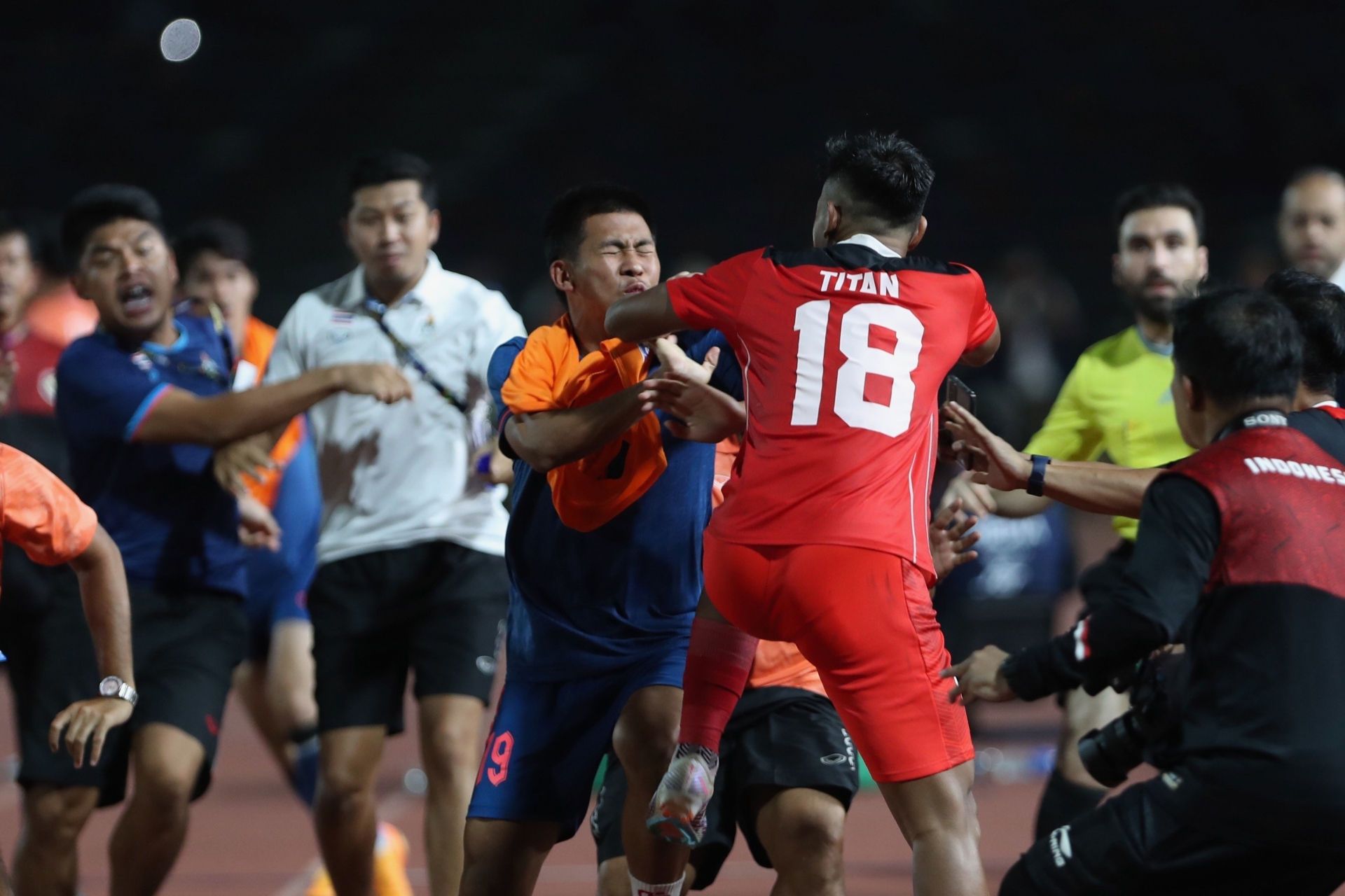 Ẩu đả tại SEA Games 32, Thái Lan và Indonesia bị AFC phạt nặng - Ảnh 1.