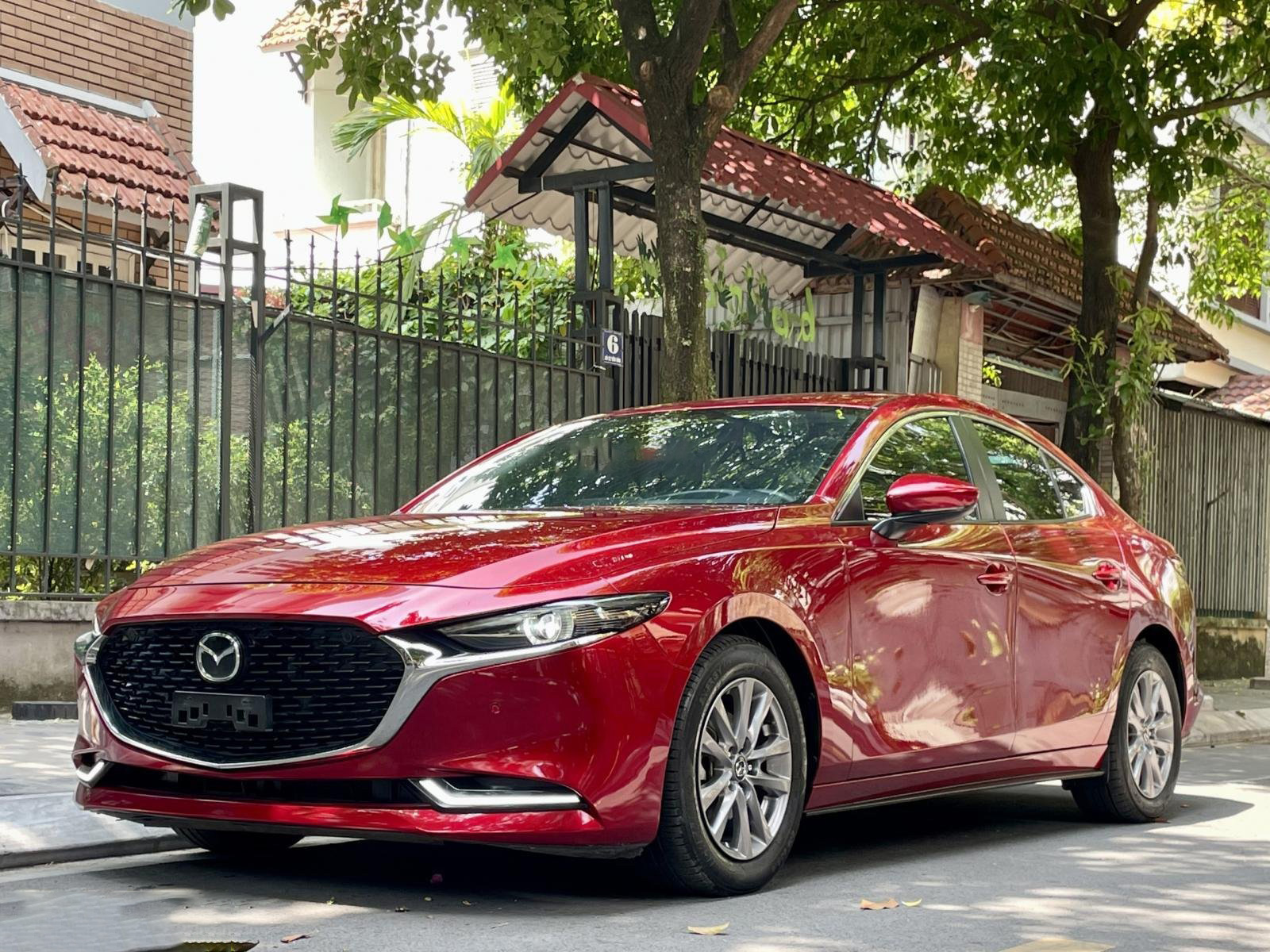 Sau 3 năm, Mazda 3 lướt vẫn có giá bán khó tin tại Việt Nam - Ảnh 1.