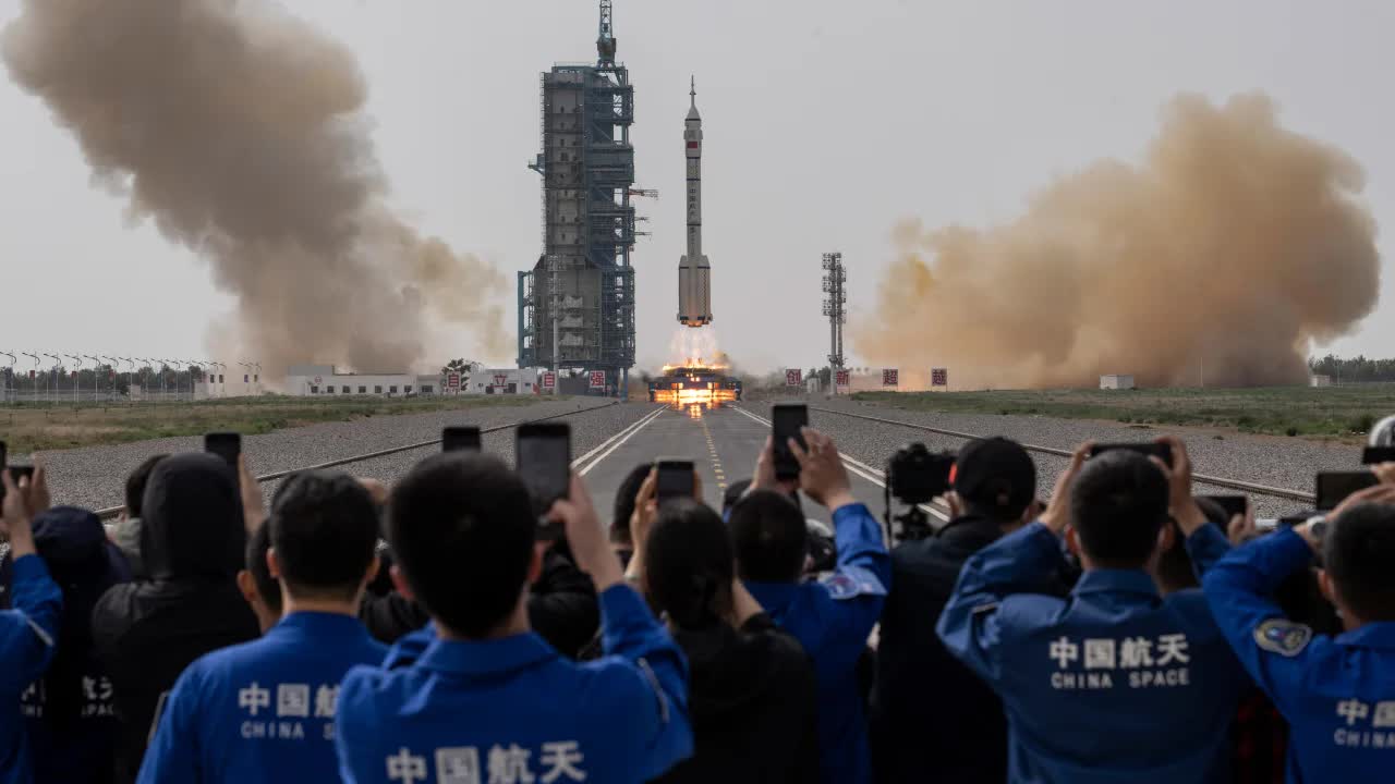 Trung Quốc đưa con người lên mặt trăng - Ảnh 1.