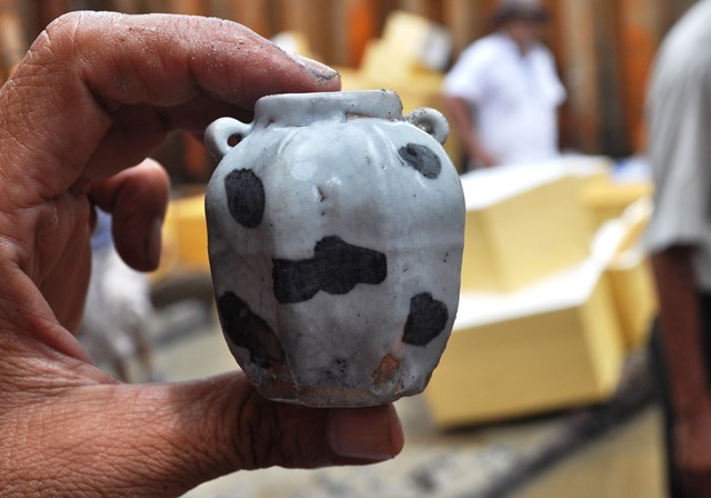 Xuất lộ vô số cổ vật trong các con tàu đắm ở biển Quảng Ngãi, Quảng Nam, đồ gốm sứ quý giá nằm xếp lớp - Ảnh 2.