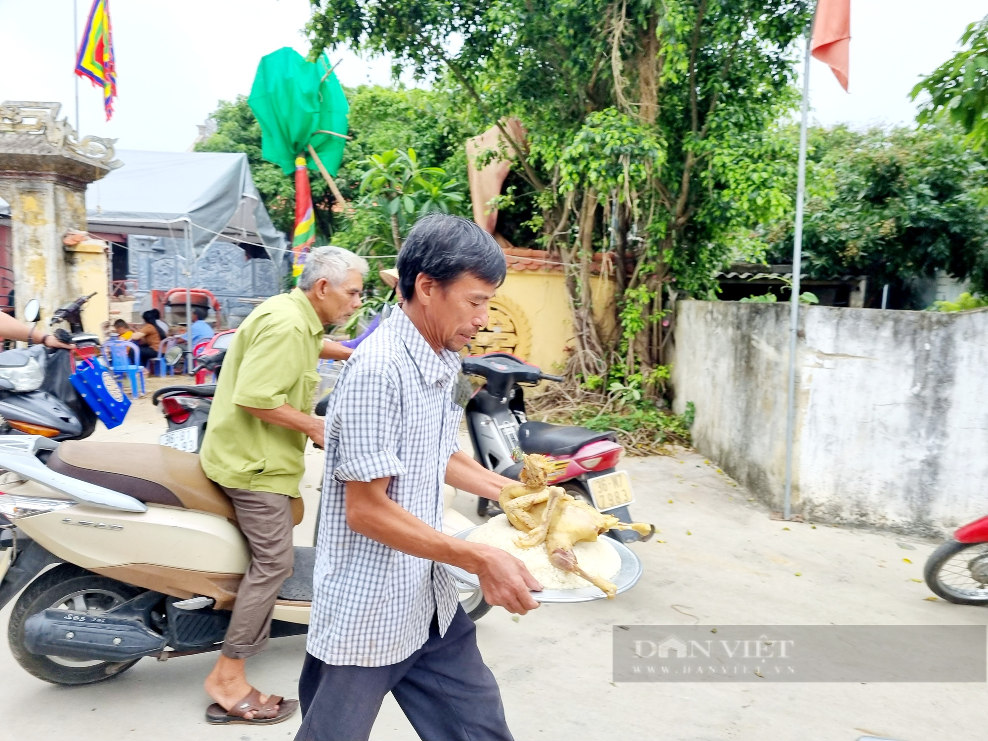 Độc đáo nhà thờ họ Vũ Phúc-Chi 3 ơ Thanh Hóa, con cháu đội mâm xôi gà đến dâng tổ tiên vào dịp lễ Tết - Ảnh 10.