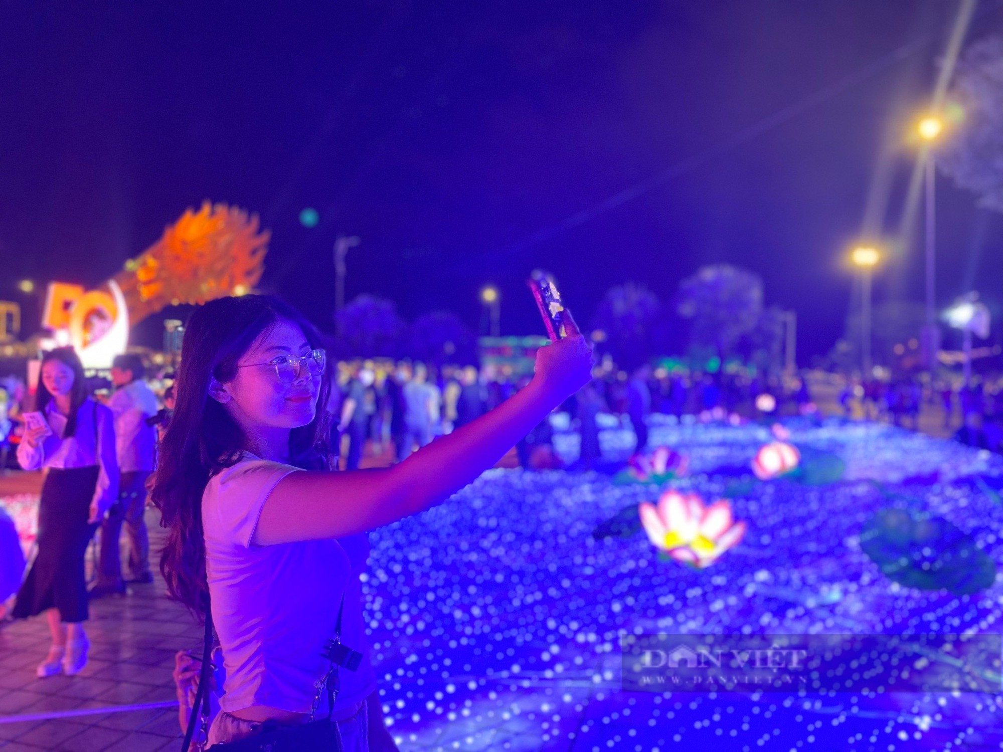 Người dân chen chân đến công viên ánh sáng &quot;khủng&quot; lần đầu tiên xuất hiện tại Đà Nẵng - Ảnh 9.