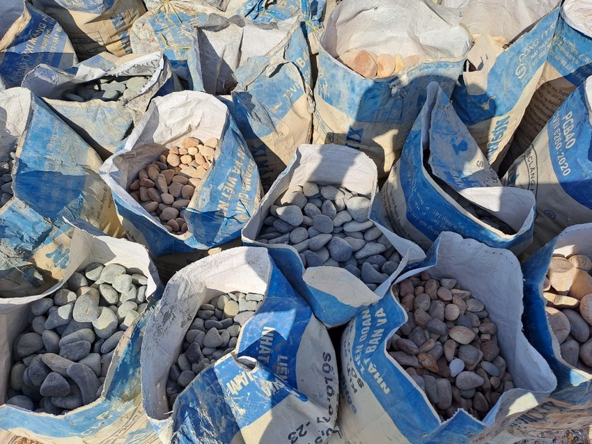 Diễn biến mới vụ trộm 600 bao đá 7 màu nghi lấy ở bờ biển Tuy Phong tỉnh Bình Thuận - Ảnh 1.