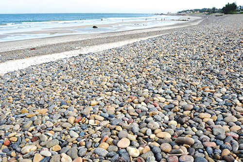 Công an đang điều tra vụ kẻ trộm đã dồn hàng trăm bao đá 7 màu ở bờ biển Tuy Phong - Ảnh 2.