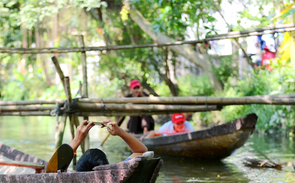 Đến làng này ở TT-Huế thấy cầu ngói cổ bắc qua dòng sông Như Ý, khách Tây bơi thuyền xem thả lưới bắt cá - Ảnh 3.