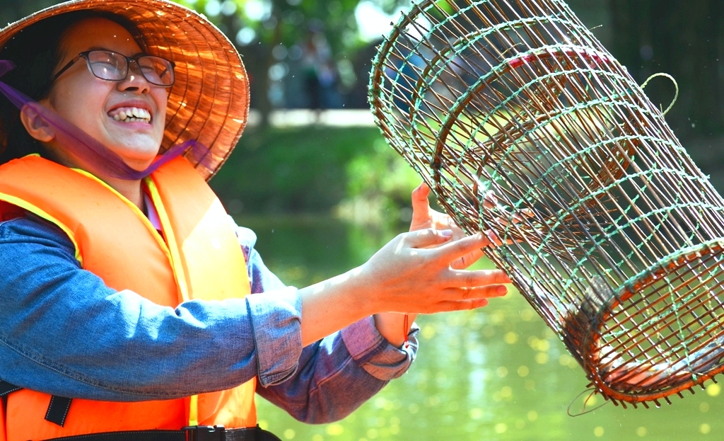 Đến làng này ở TT-Huế thấy cầu ngói cổ bắc qua dòng sông Như Ý, khách Tây bơi thuyền xem thả lưới bắt cá - Ảnh 8.