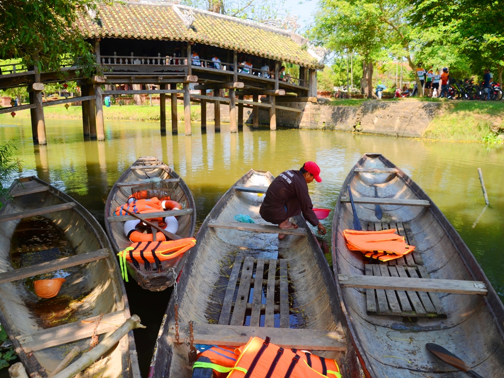 Đến làng này ở TT-Huế thấy cầu ngói cổ bắc qua dòng sông Như Ý, khách Tây bơi thuyền xem thả lưới bắt cá - Ảnh 1.