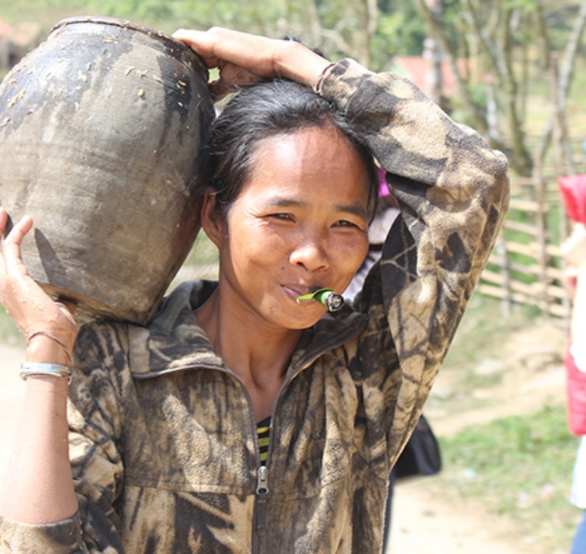 Nghề lạ ở Việt Nam: &quot;Mổ&quot; cây lấy nước ra ngay thứ đặc sản hấp dẫn, không phải nơi nào cũng có - Ảnh 15.