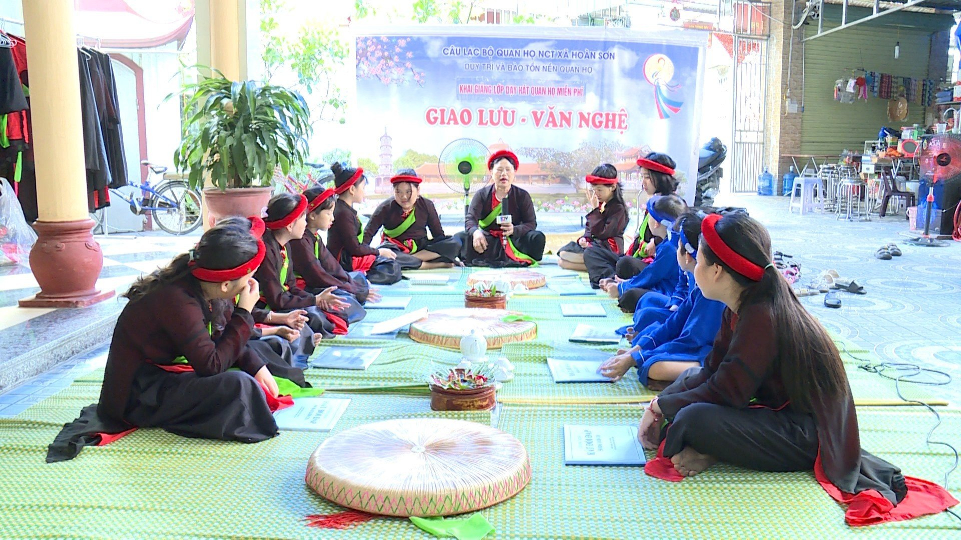 Quan họ măng non ở một làng của Bắc Ninh, ra đời làm doanh nhân, ca sỹ, nội trợ vẫn vang, rền, nền, nảy - Ảnh 2.