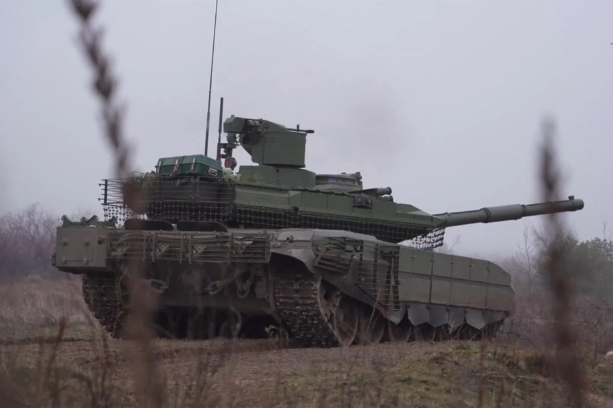 Siêu tăng 'tốt nhất thế giới' T-90M của Nga bị Ukraine bắn nổ tung thành từng mảnh - Ảnh 1.