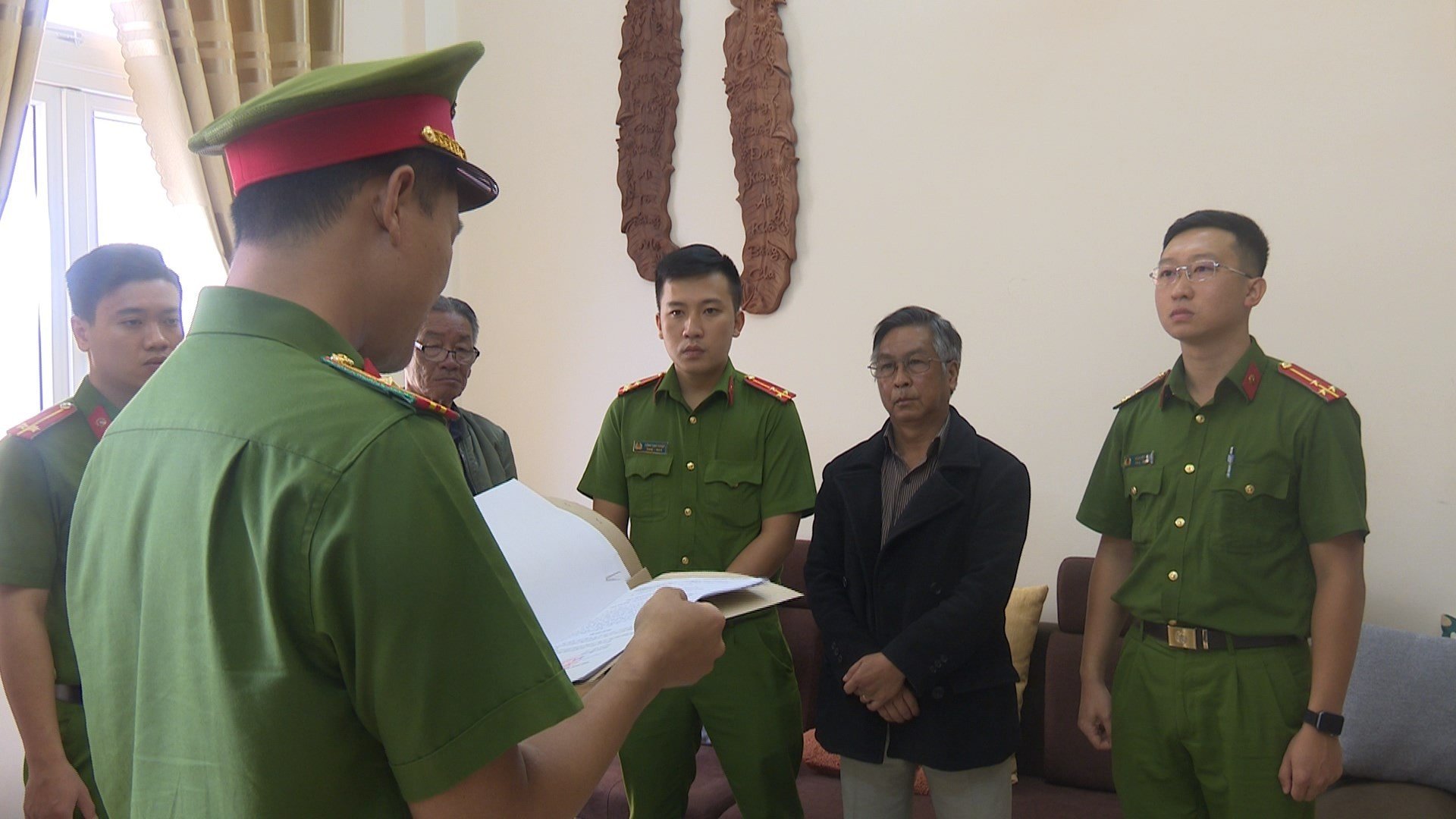 Bắt tạm giam 2 người đưa hối lộ tại Trung tâm Đăng kiểm xe cơ giới tỉnh Lâm Đồng - Ảnh 2.