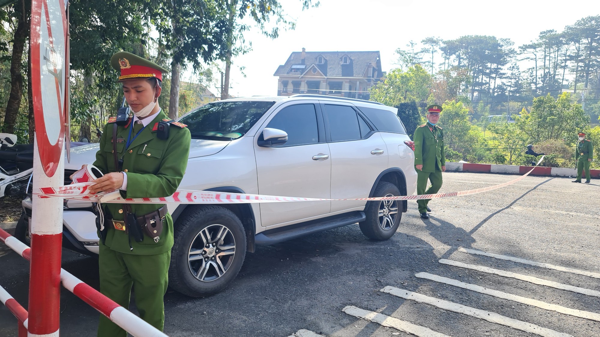 Bắt tạm giam 2 người đưa hối lộ tại Trung tâm Đăng kiểm xe cơ giới tỉnh Lâm Đồng - Ảnh 3.