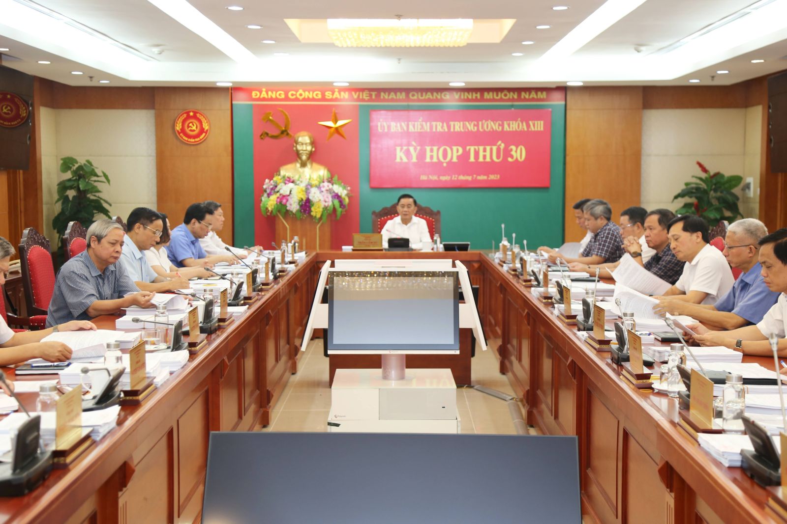 Đề nghị Bộ Chính trị xem xét kỷ luật nguyên Bí thư Thanh Hóa Trịnh Văn Chiến và Mai Văn Ninh - Ảnh 2.