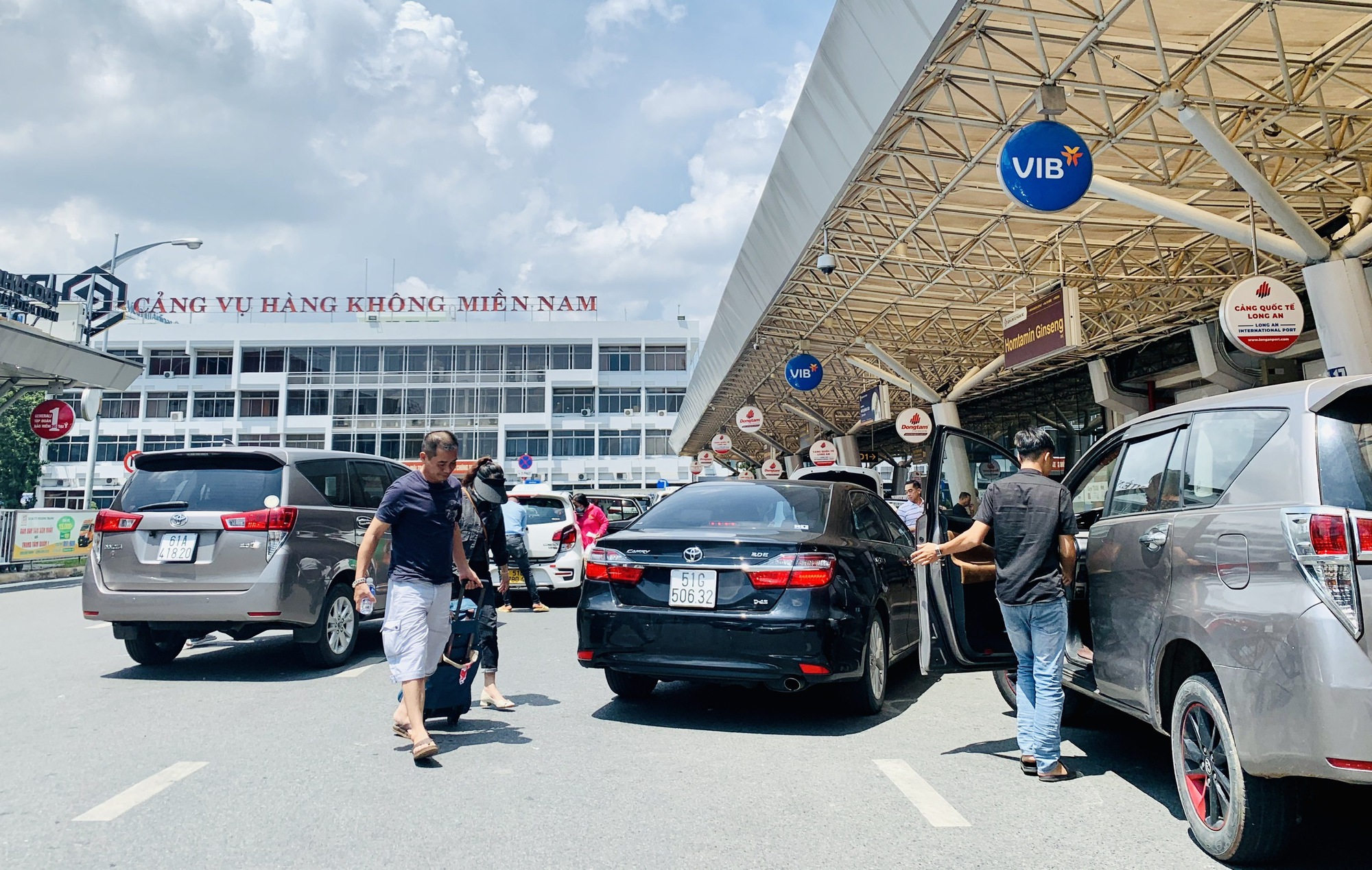 Sân bay Tân Sơn Nhất khó thoát cảnh quá tải trên trời, dưới đất trong dịp Tết Nguyên đán- Ảnh 4.