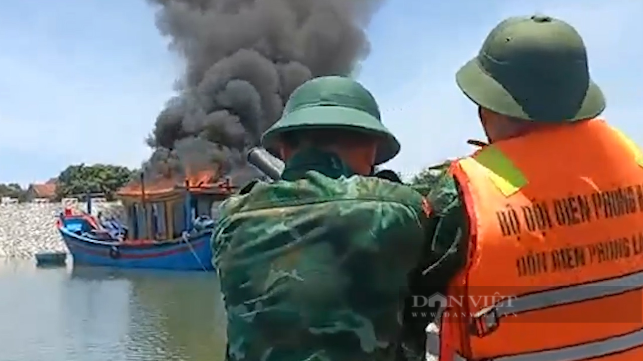 Tàu cá 500 triệu tại Hà Tĩnh bốc cháy dữ dội - Ảnh 1.