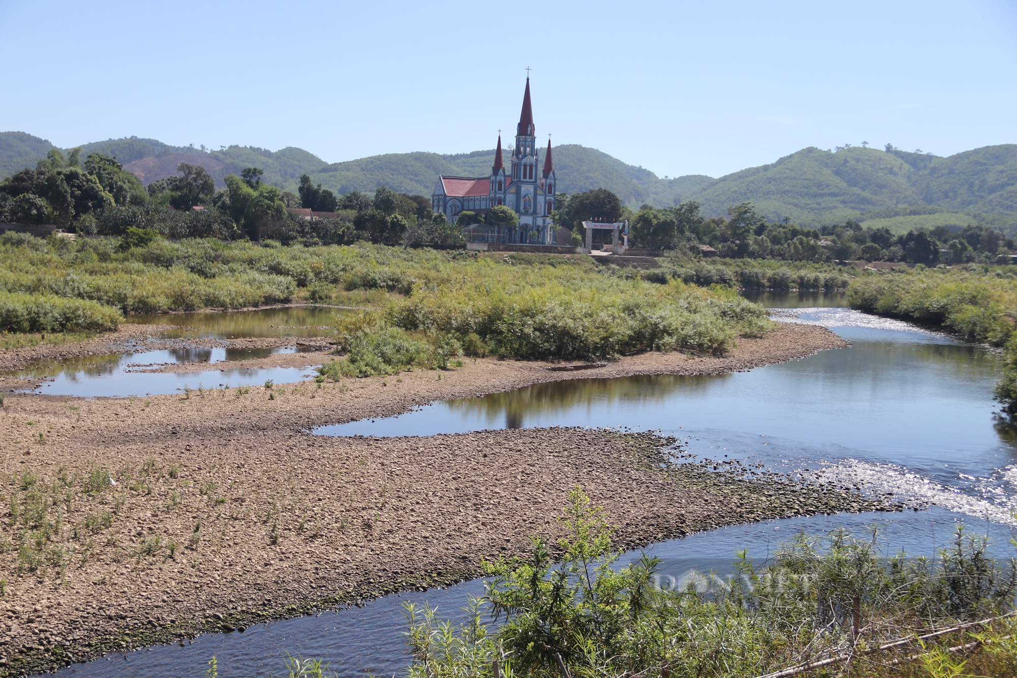 Hà Tĩnh: Sông hồ chạm đáy, giếng nước cạn khô, nông dân thiếu nước sinh hoạt và sản xuất - Ảnh 2.