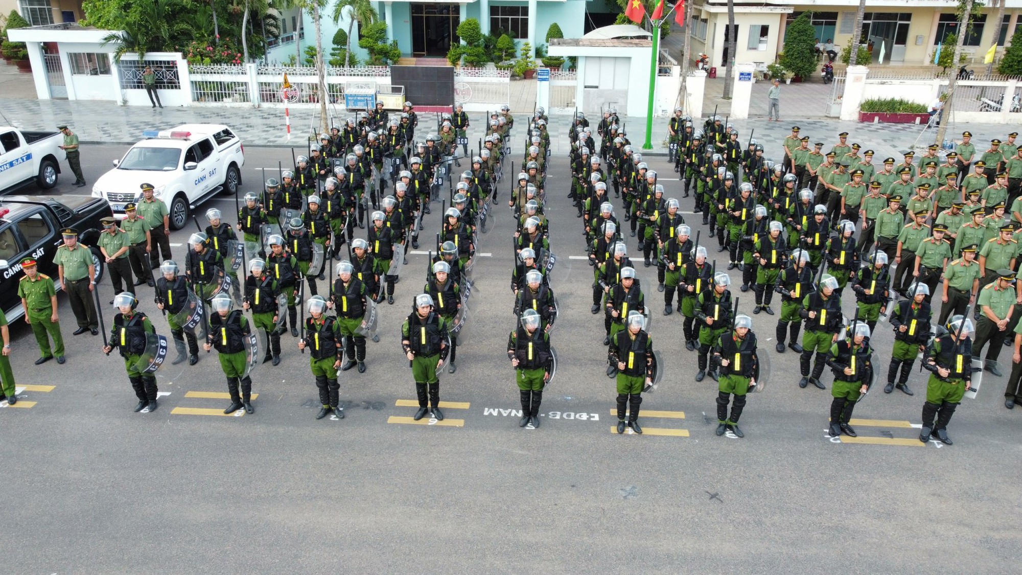 Công an Bình Thuận ra quân trấn áp tội phạm, triệt phá nhóm bảo kê, mua bán ma túy... - Ảnh 3.