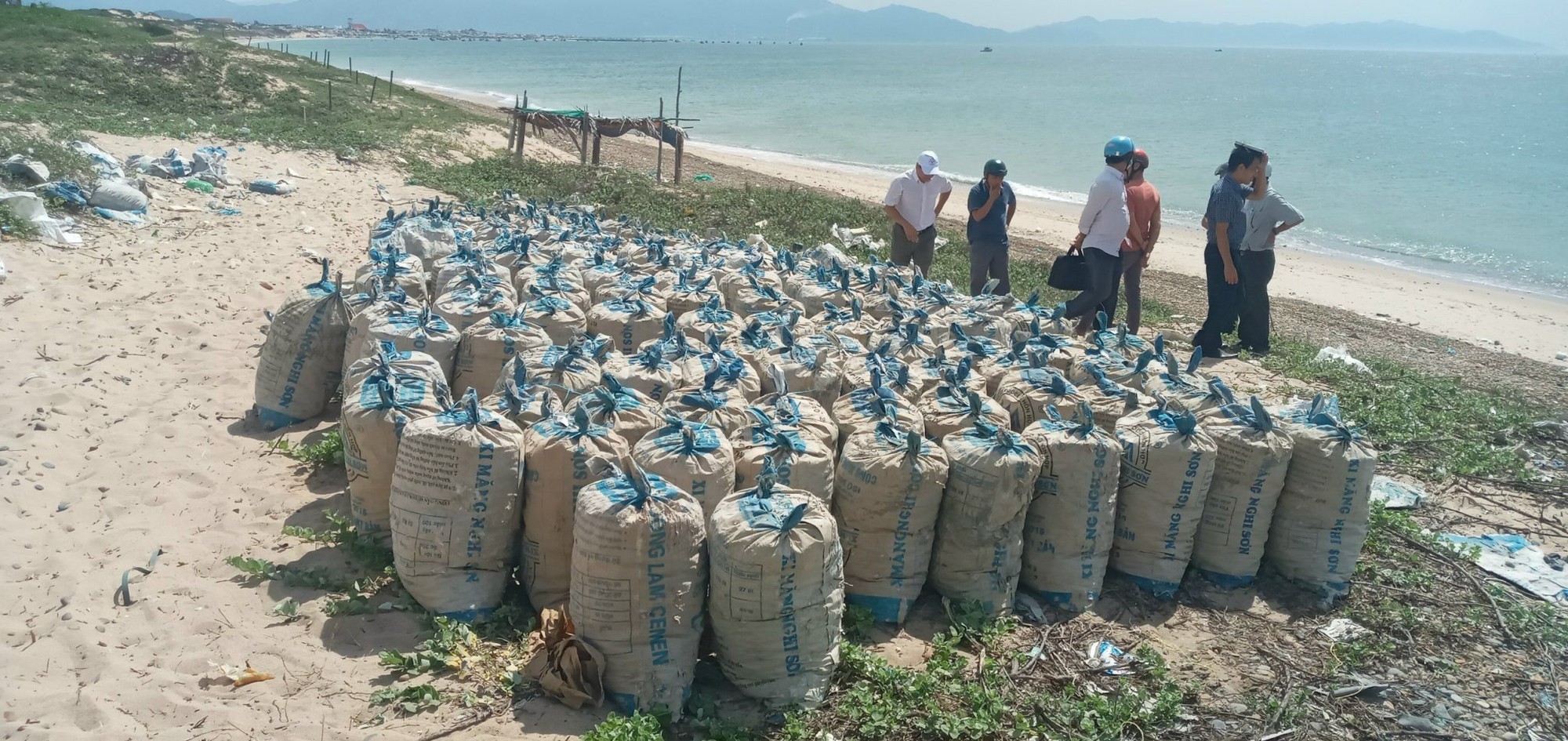 Vụ phát hiện 600 bao đá ở huyện Tuy Phong, xã báo cáo không phải đá trộm từ bãi đá 7 màu - Ảnh 1.