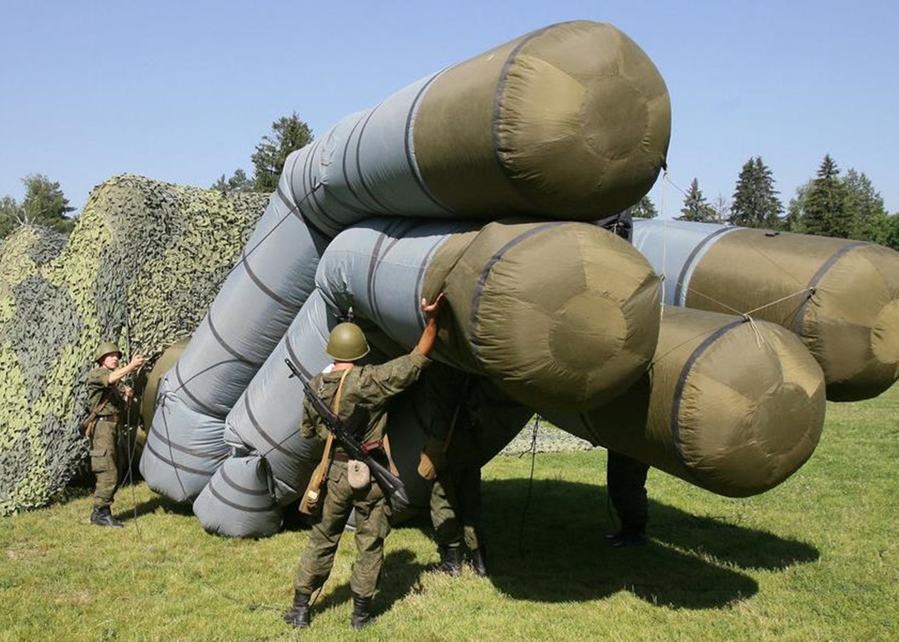 Bất ngờ các mô hình vũ khí Nga dùng để đánh lừa  quân đội Ukraine - Ảnh 1.