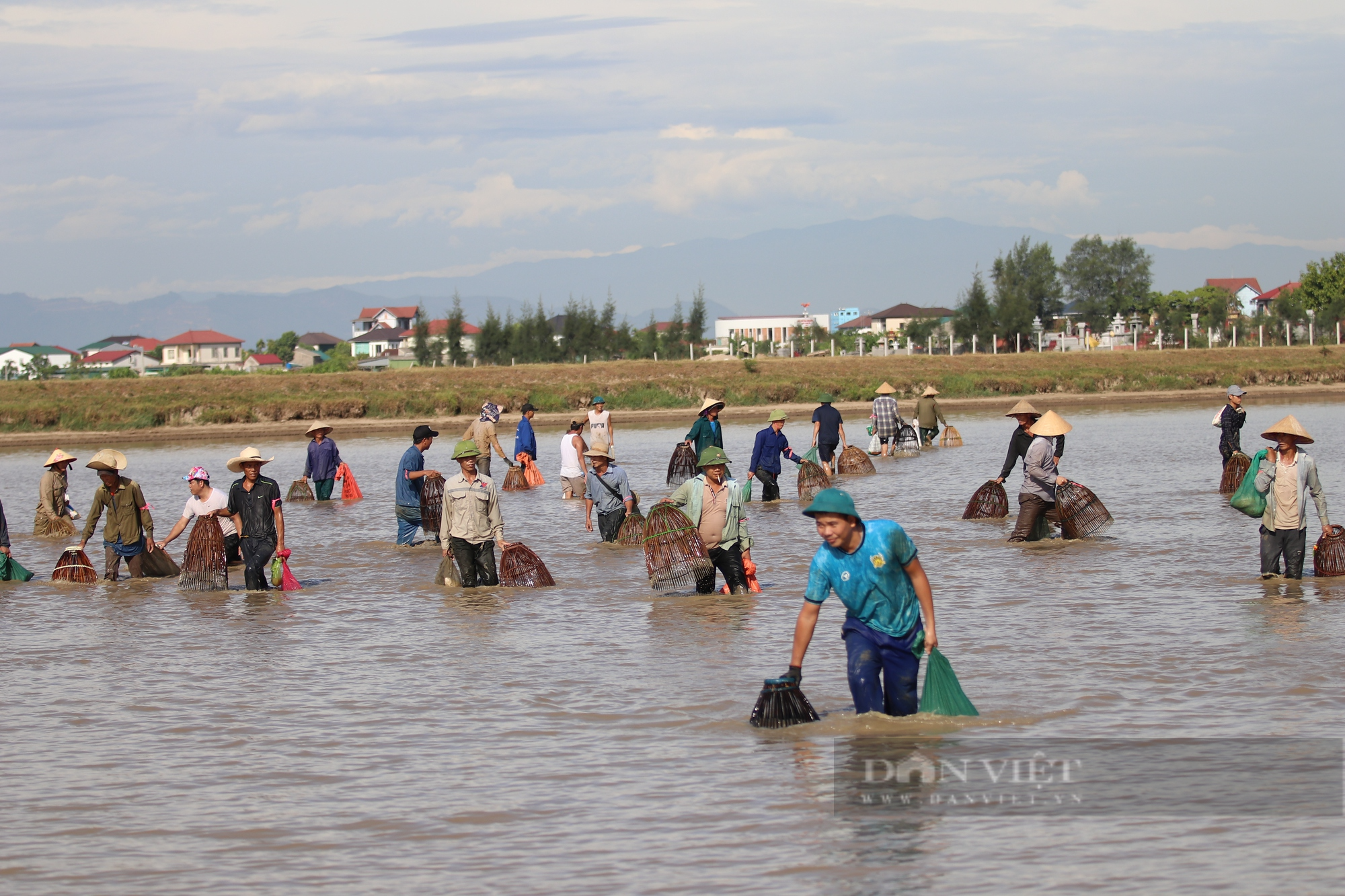 Hà Tĩnh: Cả làng xuống hồ thủy lợi bắt cá, vui như trẩy hội - Ảnh 1.