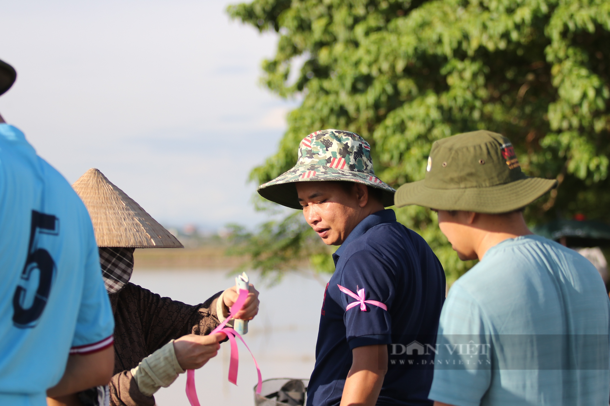 Hà Tĩnh: Cả làng xuống hồ thủy lợi bắt cá, vui như trẩy hội - Ảnh 2.