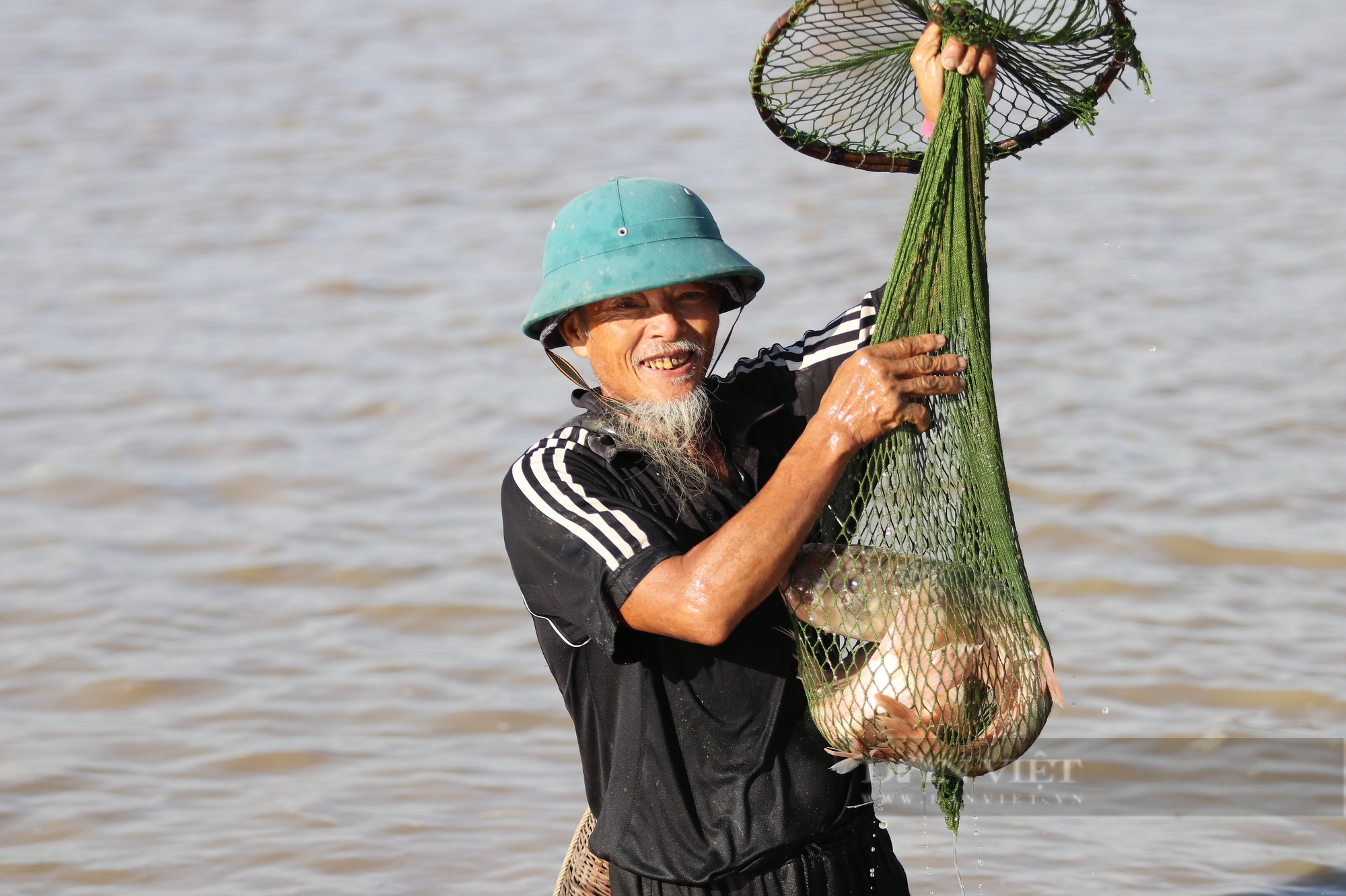 Hà Tĩnh: Cả làng xuống hồ thủy lợi bắt cá, vui như trẩy hội - Ảnh 4.