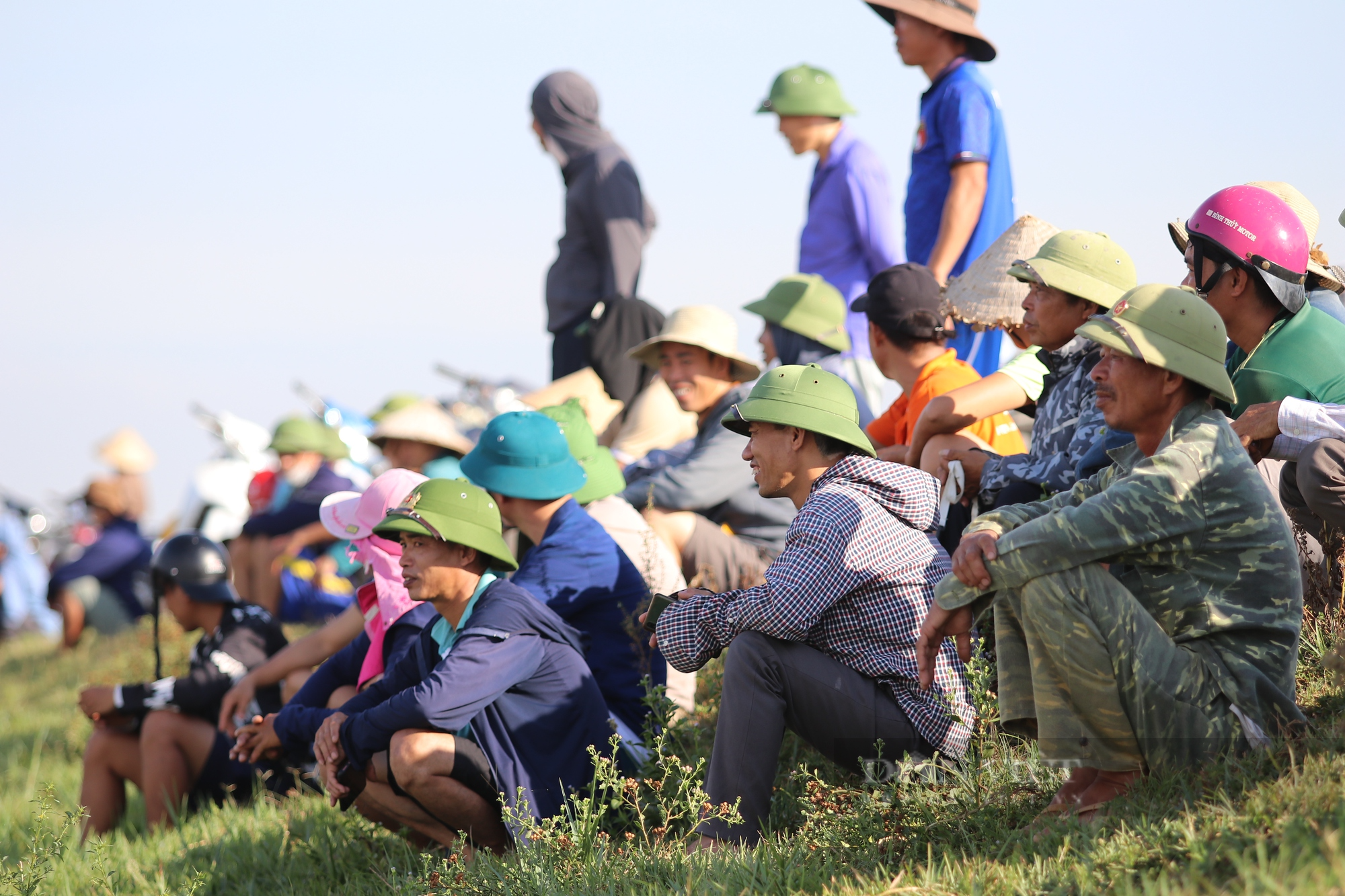 Hà Tĩnh: Cả làng xuống hồ thủy lợi bắt cá, vui như trẩy hội - Ảnh 5.