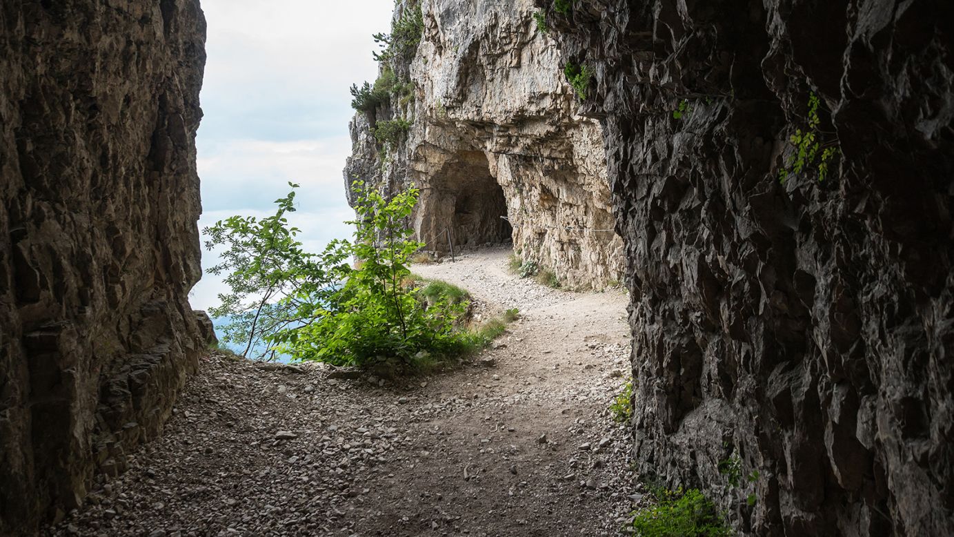 Địa đạo Củ Chi vào top những đường hầm kỳ thú nhất thế giới - Ảnh 10.