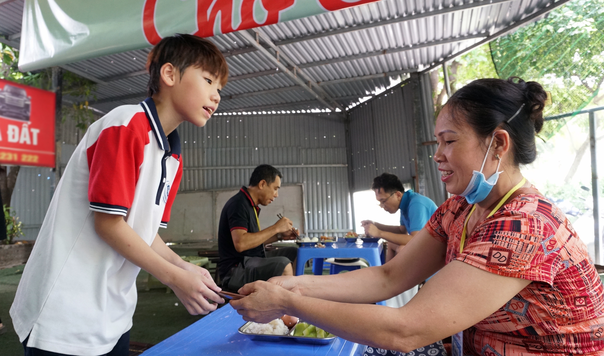 Hương vị tình thân gửi trọn trong từng suất ăn - Ảnh 19.