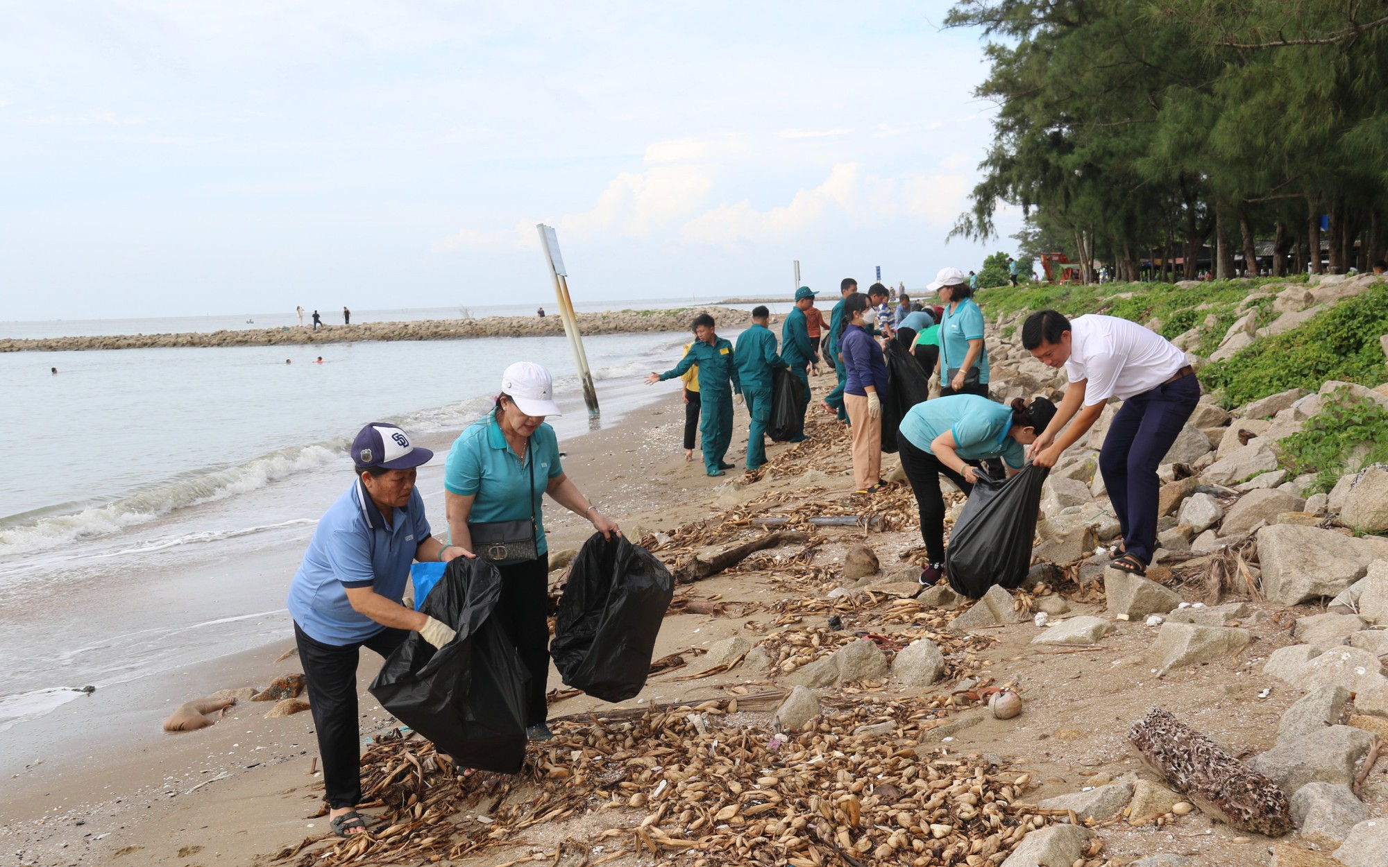 Người dân Cần Giờ dọn rác thải biển, chung tay xây dựng đô thị văn minh