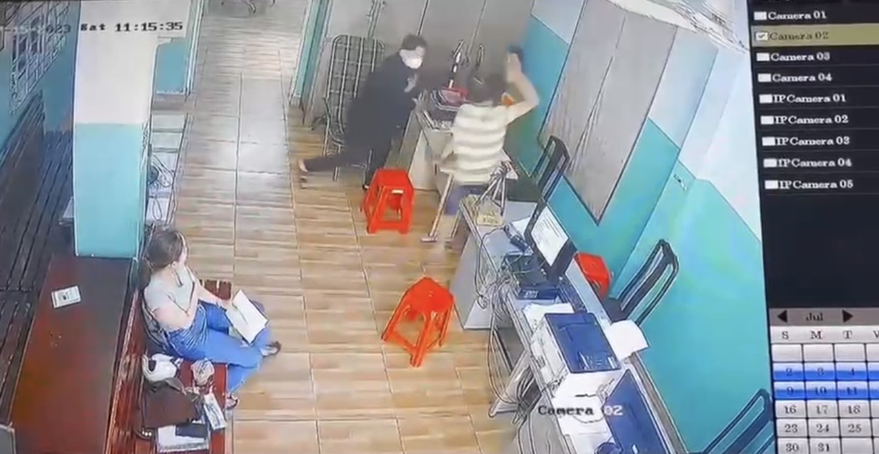 TP.HCM: Một cán bộ công an trực ban quận Gò Vấp bị người đàn ông cầm hung khí tấn công ngay tại trụ sở - Ảnh 1.