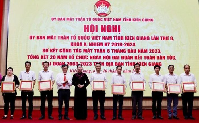 Bà Lê Thị Vệ - Chủ tịch UBMT Tổ quốc tỉnh Kiên Giang trao tặng bằng khen cho các cá nhân và tập thể. Ảnh bạn đọc.