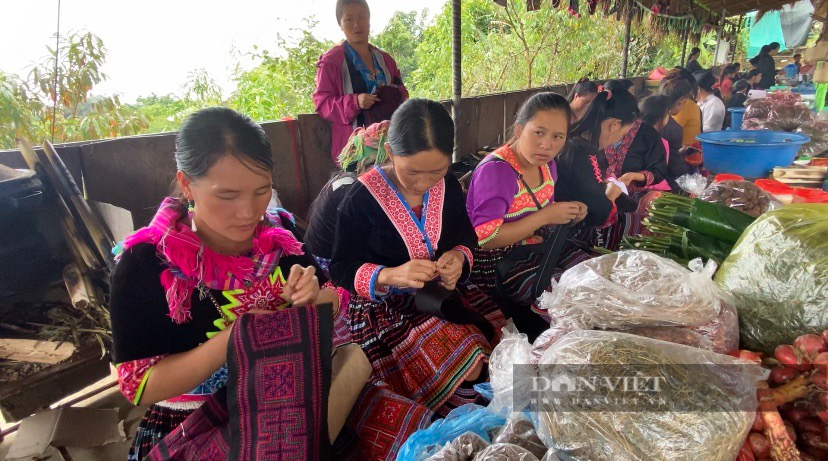 Lên Lao Chải ở Lai Châu ăn cá suối, gà đồi, thịt gác bếp, ngắm bản Mông đẹp như trong cổ tích - Ảnh 8.