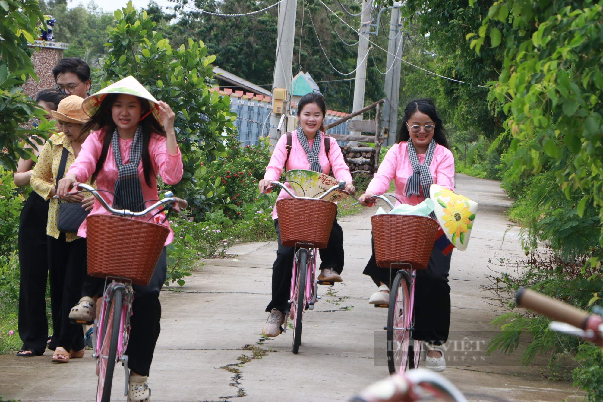 Sinh viên Lào, Campuchia về Cần Giờ trải nghiệm làm nông dân - Ảnh 1.