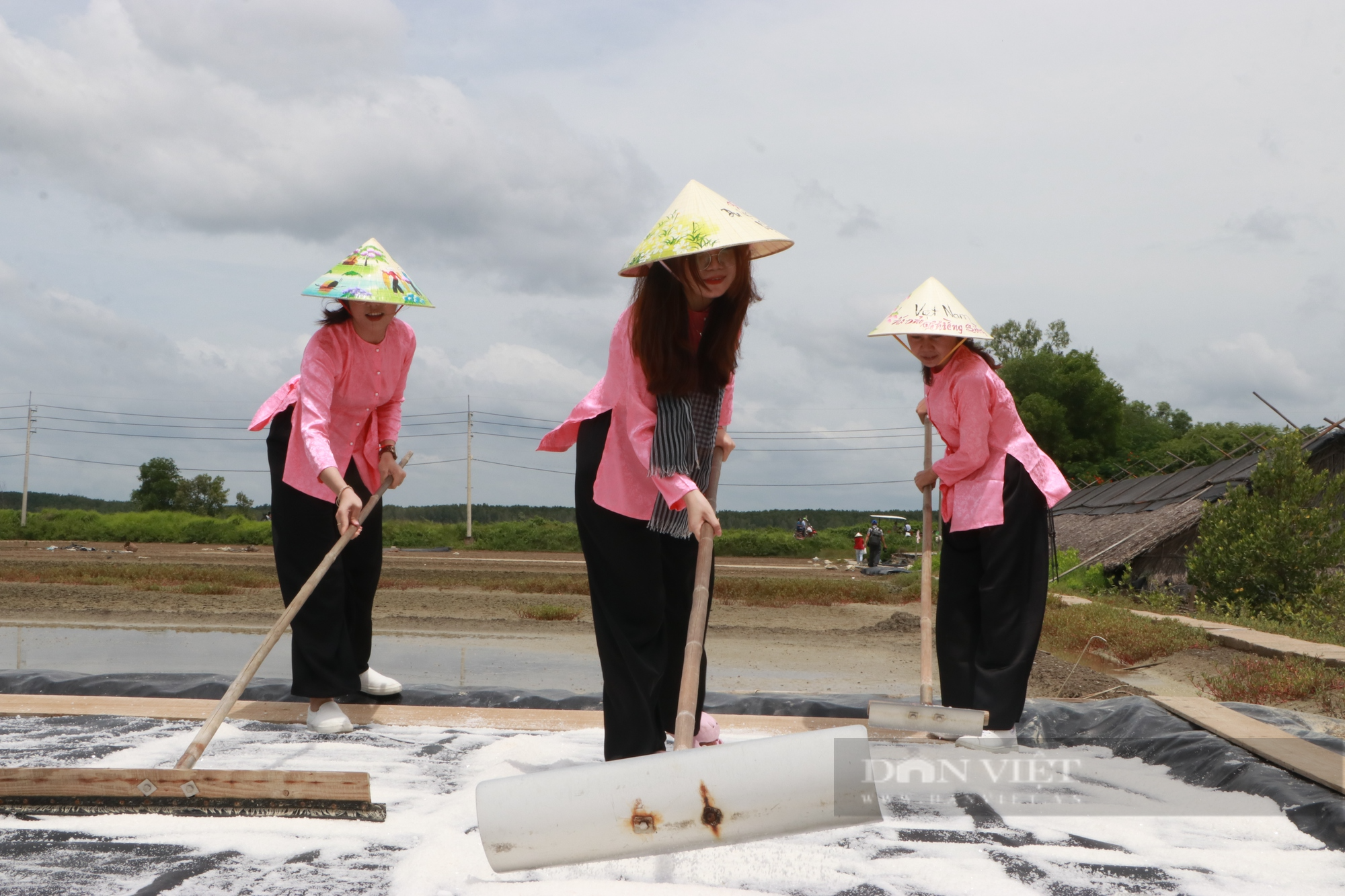 Sinh viên Lào, Campuchia về Cần Giờ trải nghiệm làm nông dân - Ảnh 3.