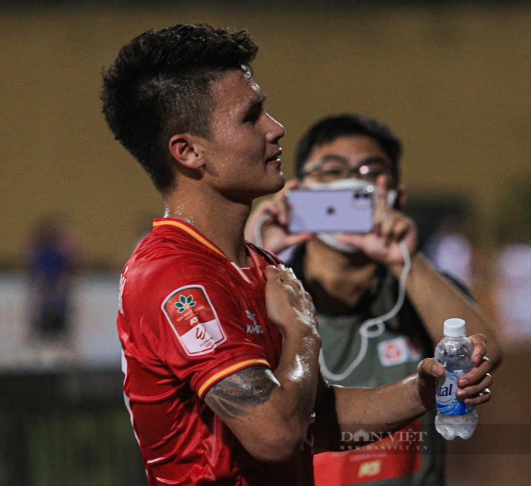 Chu Thanh Huyền xuất hiện đón Quang Hải sau trận đấu - Ảnh 2.