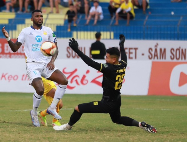 Kết quả vòng 1 giai đoạn 2 V.League: Hàng thủ mơ ngủ, CLB Thanh Hóa nhận trái đắng từ Nam Định - Ảnh 2.