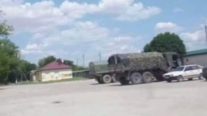Du kích Ukraine đột kích nổ tung hai xe tải chở người Nga ở Kherson - Ảnh 1.