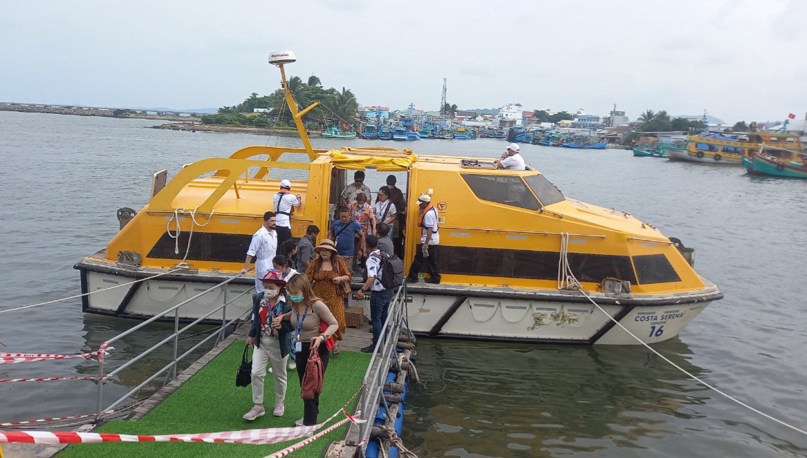 Kiên Giang: Tàu đi Phú Quốc tạm ngưng hoạt động do ảnh hưởng bão số 1 - Ảnh 2.