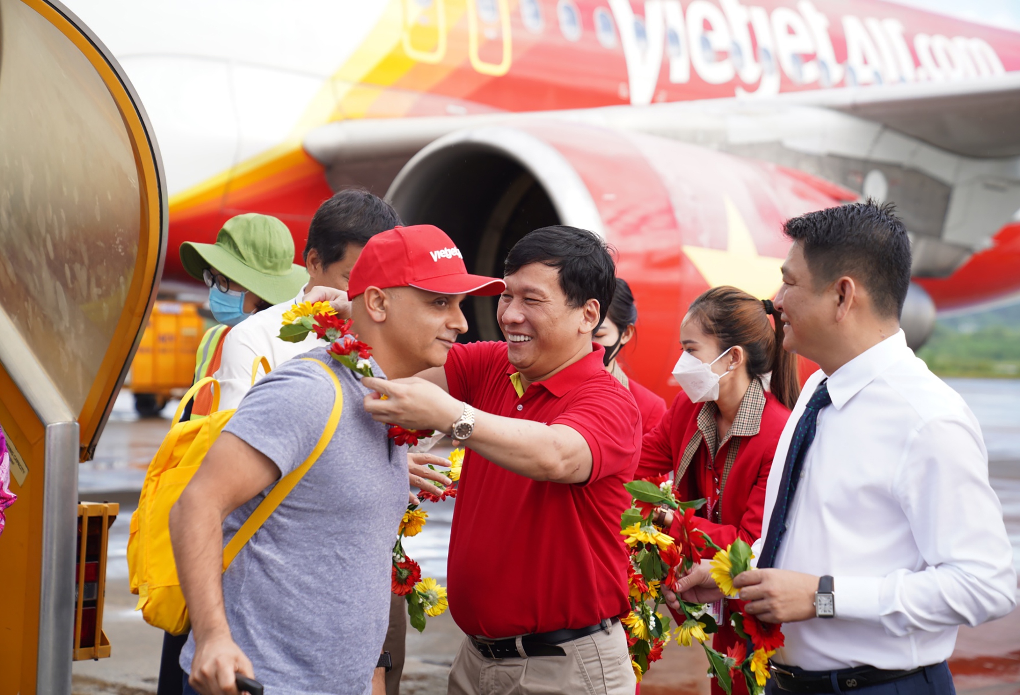 Tổng giám đốc Vietjet Đinh Việt Phương chào đón hành khách Ấn Độ tới Việt Nam trên một chuyến bay của hãng (ảnh: Q.N)