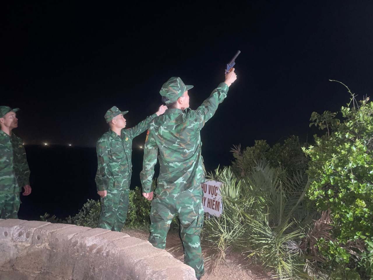 Ứng phó bão số 1 (Talim), Biên phòng tỉnh Quảng Ninh  chỉ đạo bắn 3 lượt pháo hiệu báo bão - Ảnh 2.