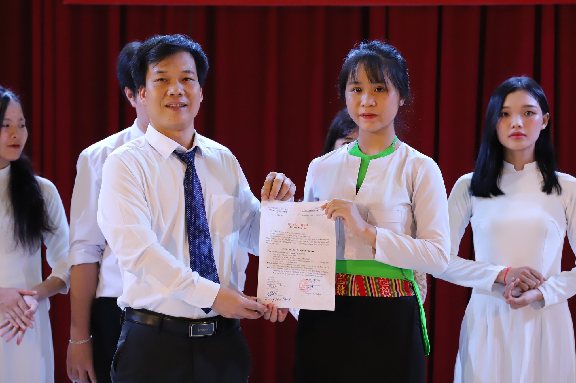 Hoa Binh: Party admission for 10 outstanding students of the Provincial Boarding School - Photo 2.