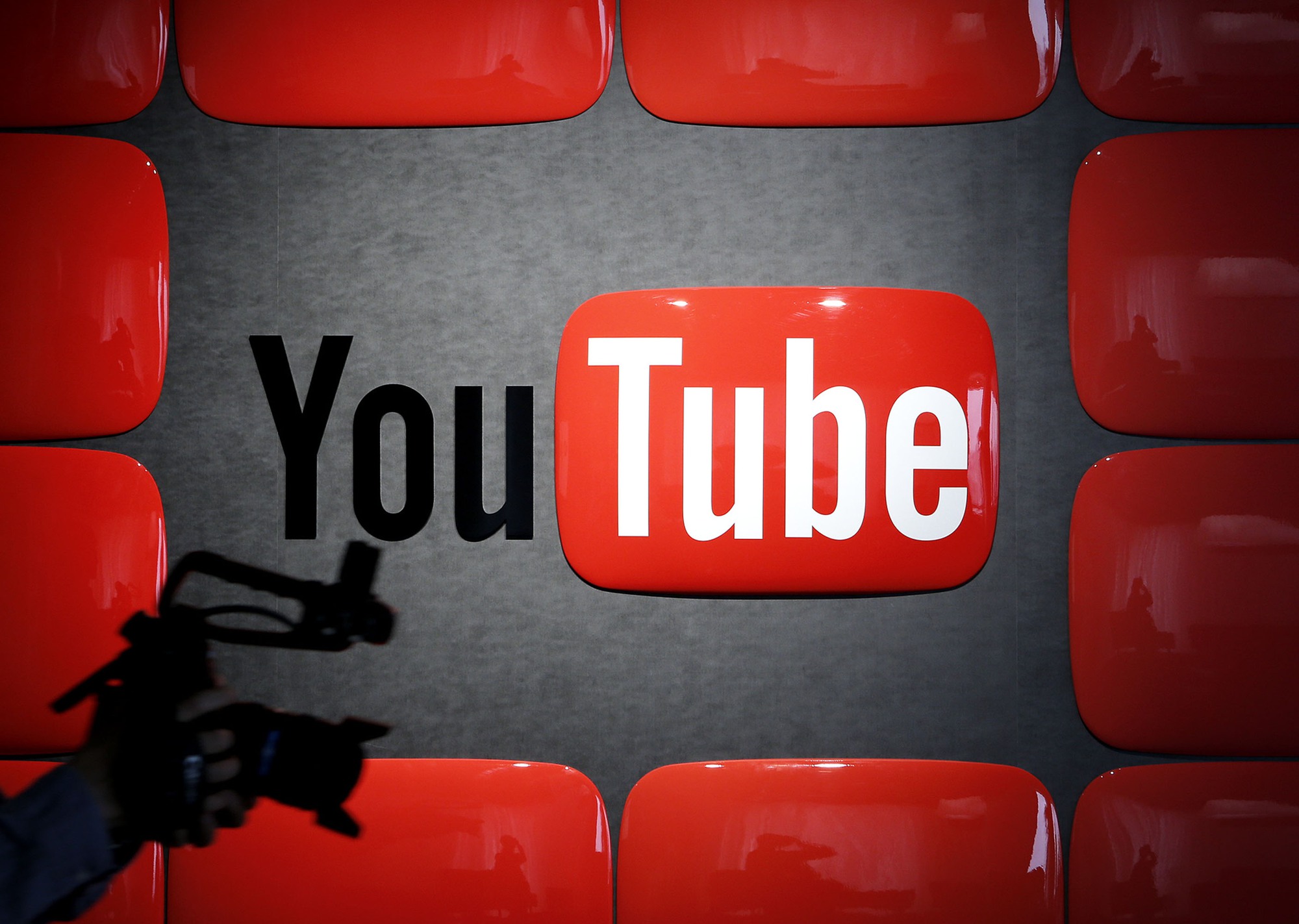 Đến hết năm nay, doanh thu quảng cáo của YouTube dự kiến sẽ tăng 4% đạt tổng cộng 30,4 tỷ USD với doanh thu quảng cáo dự kiến sẽ phục hồi vào nửa cuối năm 2023. Ảnh: @AFP.
